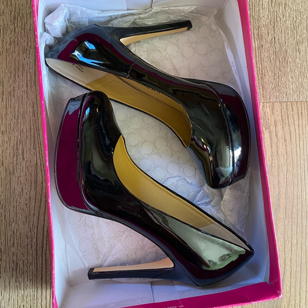 Black shoes 
Chinese laundry